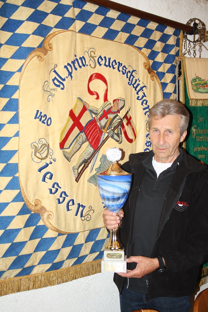 Heinz Knedlik mit dem Siegerpokal
