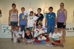 Ferienprogramm, links Eva Stainer und rechts Sabine Kettl mit den teilnehmenden Kindern