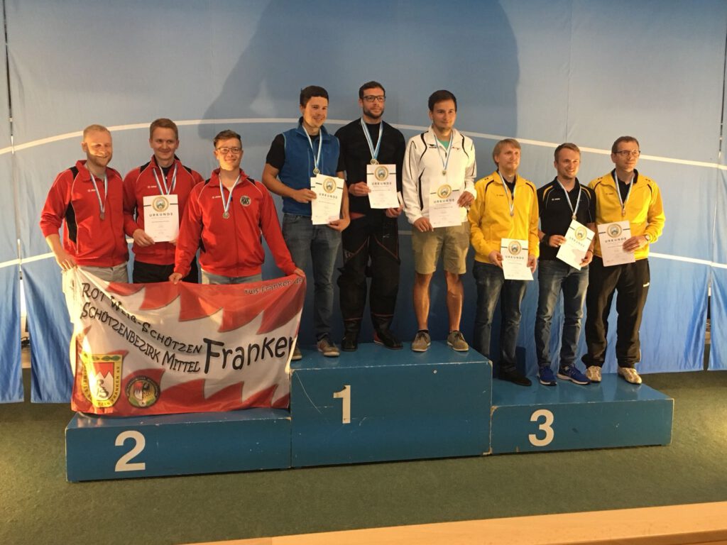 Reiner Alexander, Janker Michael und Stephan Sanktjohanser sind Bayerischer Mannschaftsmeister. Im Einzel wird Michi Dritter.