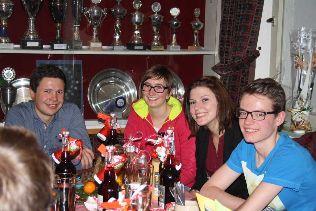 Links der Gewinner des Weihnachtsschießen Alexander Reiner, daneben Monika Niederkofler, Eva Stainer und Maxi Ulbrich