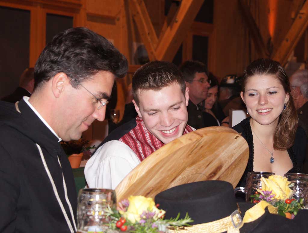 Dr. Johannes Eckert, Abt der Benediktinerabtei, interessiert sich für die Jubiläumsscheibe