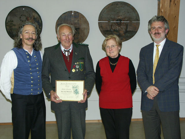 v.l.n.r.: 1. Schützenmeister Jakob Stainer, Ehrenmitglied Karl Wieland mit Frau und 1. Bürgermeister Herbert Kirsch.