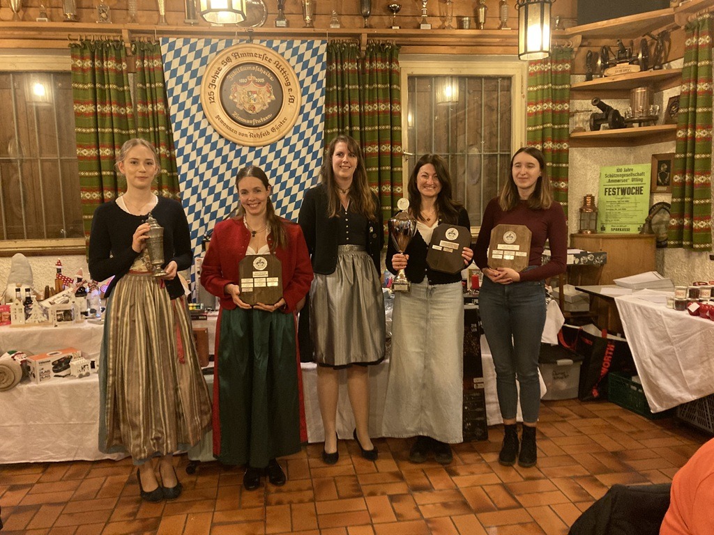 Überreichung Mannschaftspokal v.l.n.r.: Gesa Pielke, Sigi Söllner, Jenny Mirlacher, Barbara Schmid und Lara Barbaric