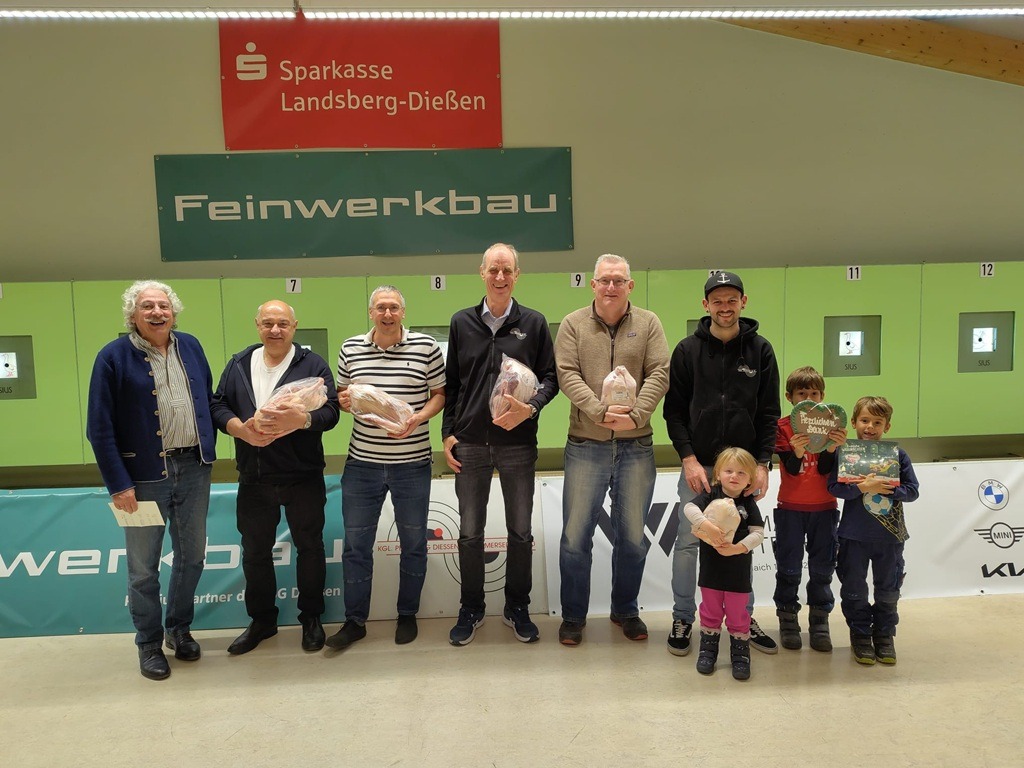 Foto v.l.n.r.: 1. SM Jakob Stainer, Claus Mathauser, Mathias Birkenseer, Peter Kellringer, Alexander Hohenester, Stefan Hirmer mit Luisa, Johann und Korbinian Frankenberger